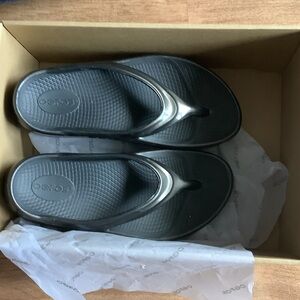 OOFOS  OOmega OOlala  Titanium Mirror Sandals